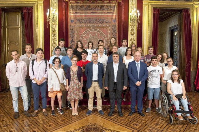 El vicepresidente Laparra posa con los escolares.