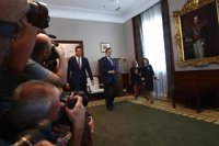 Rajoy ofrece a Sánchez negociar temas concretos para llegar a un acuerdo, liderado por él