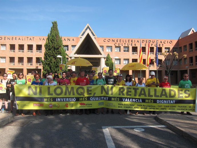 Concentración de Plataforma en Defensa de l'Ensenyament Públic ante Conselleria