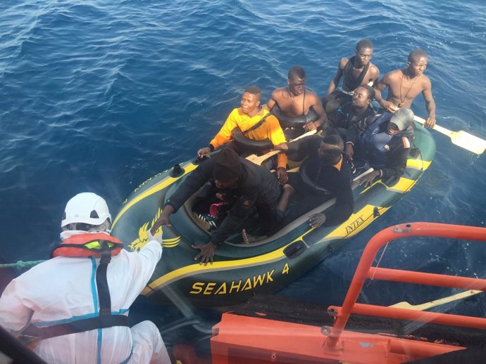 Salvamento Marítimo rescatando a tripulantes de una patera en el Estrecho