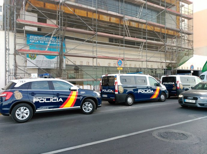 Coches de Policía ante la sede de la Tesorería de la Seguridad Soicial en Cádiz