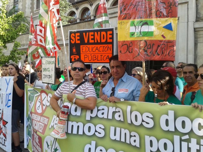 Concentración de CCOO contra los recortes educativos en Granada