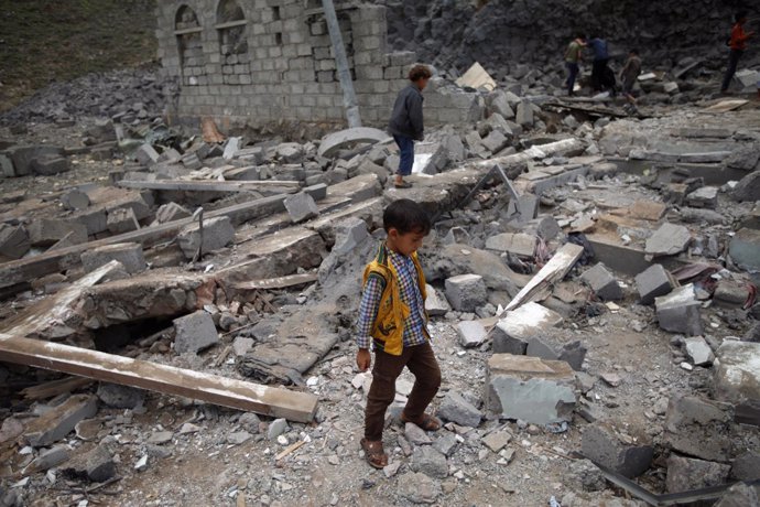 Niños buscan entre los escombros tras un bombardeo saudí en Saná