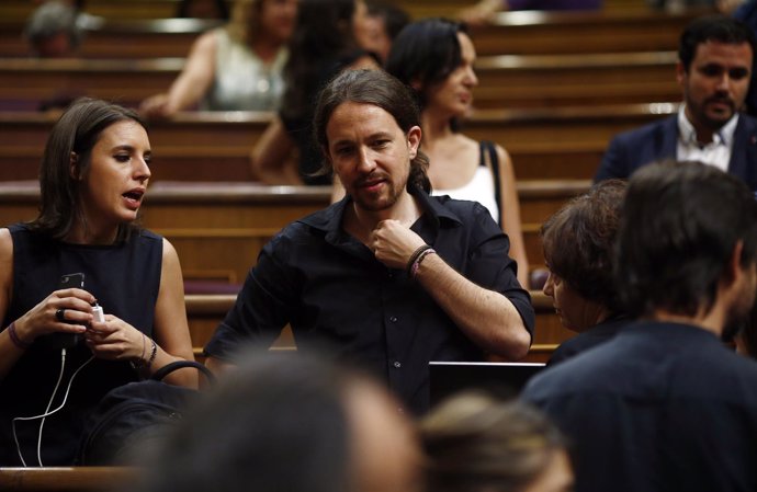 Pablo Iglesias e Irene Montero en el debate de investidura de Mariano Rajoy 