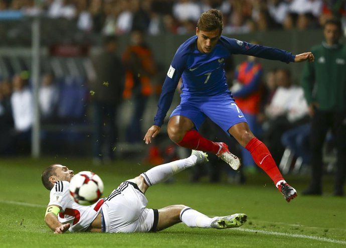 Griezmann salta por encima de jugador de Bielorrusia en las eliminatorias Rusia
