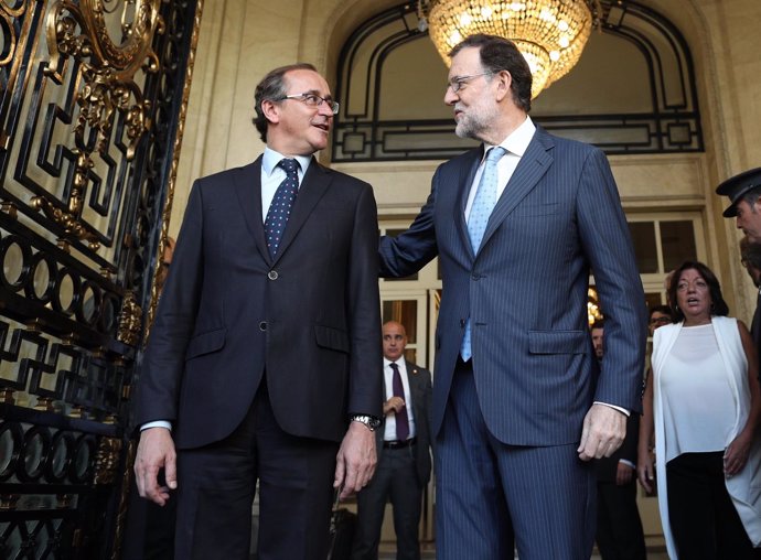 Mariano Rajoy y Alfonso Alonso en un desayuno informativo