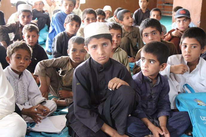 Niños en clase en un pueblo de Afganistán