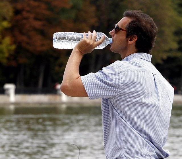 Sol, calor, temperaturas, buen tiempo, bebiendo agua, refrescarse