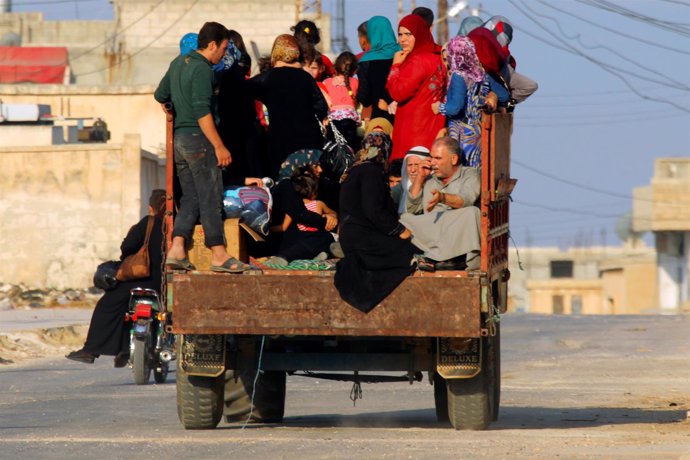 Civiles huyen de los combates en la provincia de Hama
