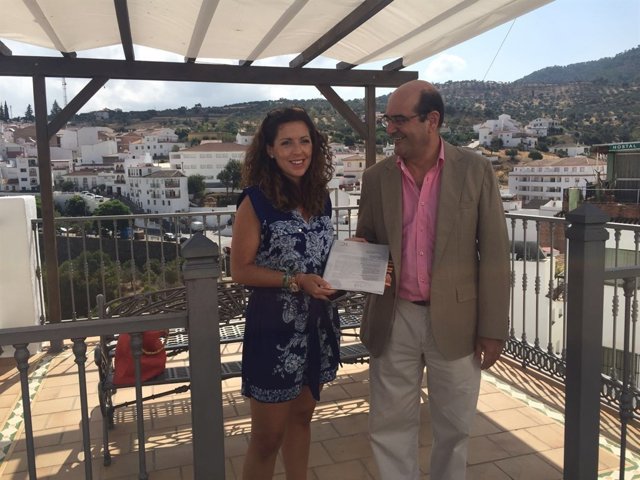 Marina Bravo entrega proyectos senderos a alcalde tolox bartolomé