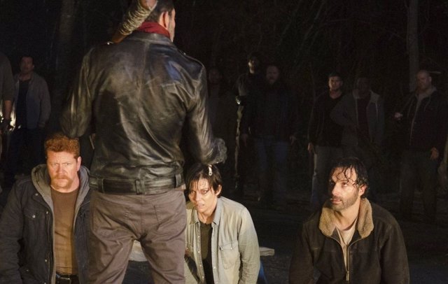 Rick y Maggie ante Negan en el final de la 6ª temporada de The Walking Dead 