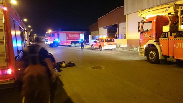 Un incendio en una nave de Aldaia destruye cinco autobuses