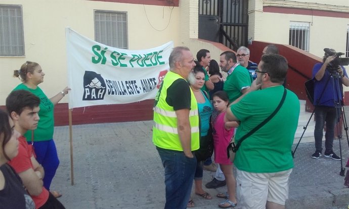 Concentración en la calle Pegaso.