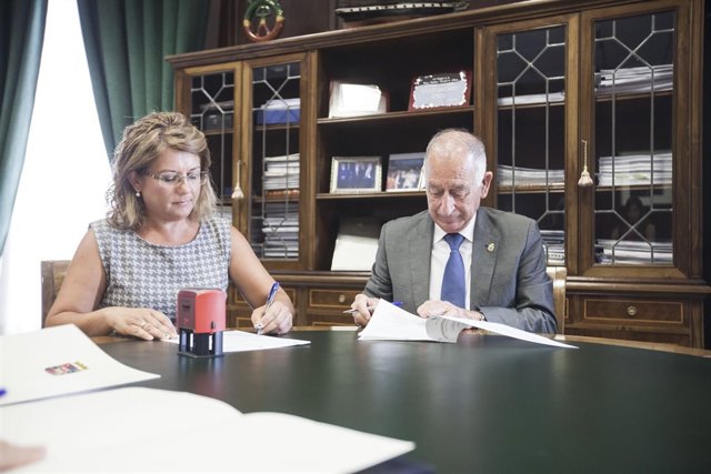 Lourdes Ramos y Gabriel Amat ya han firmado el nuevo acuerdo de colaboración.