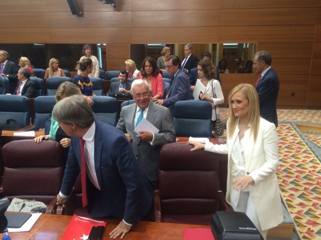 Cifuentes antes de iniciarse el debate
