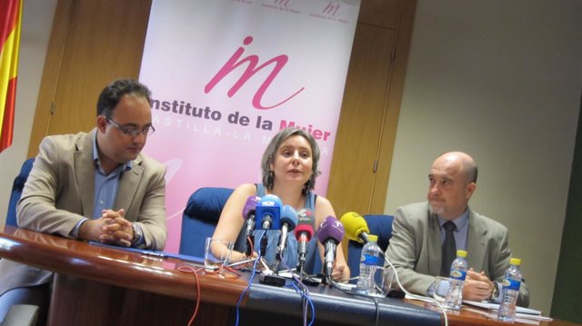 Araceli Martínez en rueda de prensa