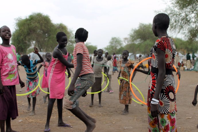 Niñas y jóvenes de Sudán del Sur jugando