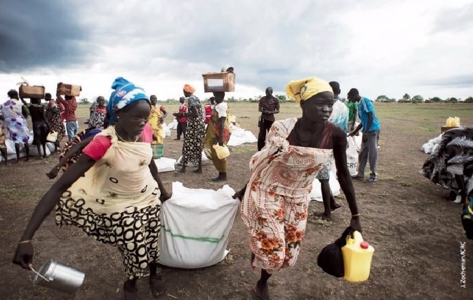 Varias mujeres recogen sorgo y petróleo facilitado por el CICR en Sudán del Sur.