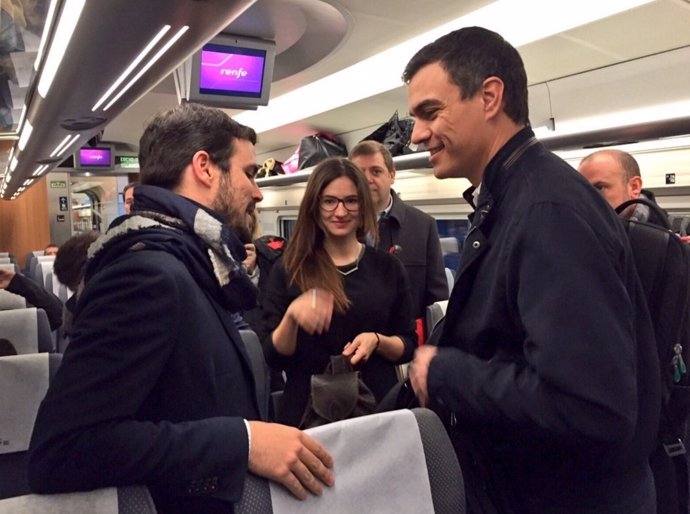 Alberto Garzón y Pedro Sánchez se encuentran en el tren AVE a Valencia