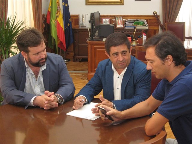 Francisco Reyes (c), junto a Manuel Alfonso Torres (i) y Mario Azañón.