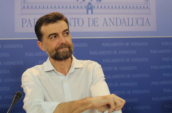 Antonio Maíllo (IULV-CA) en rueda de prensa previa al Pleno del Parlamento