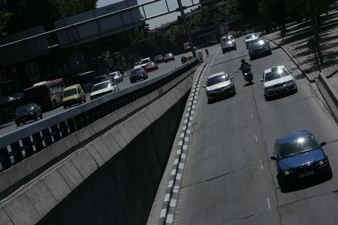 Recursos de tráfico. Carreteras. Coches. 