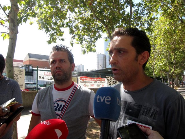 Raúl Santa Eufemia (izda) y Viente Andrés, ante la factoría de Lauki. 