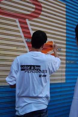 Uno de los jóvenes participantes en el proyecto 'Color a las persianas'