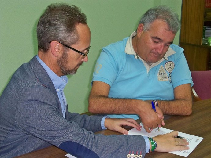 Firma del convenio entre Alimerka y Cocemfe León. 
