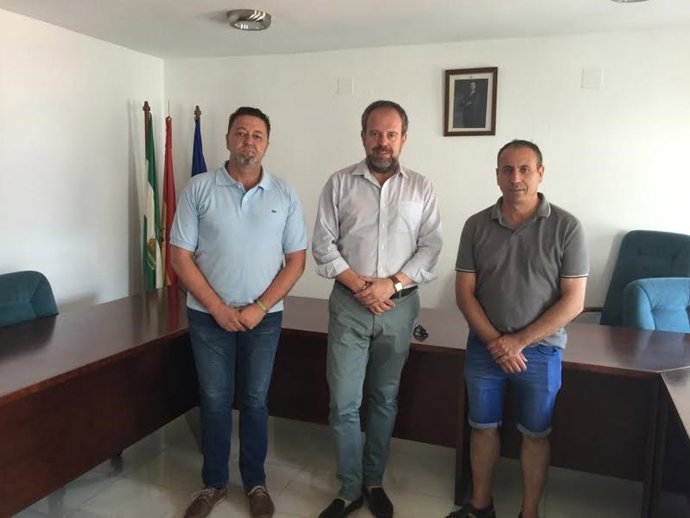Algar (centro), y autoridades del Ayuntamiento de Obejo, durante su visita