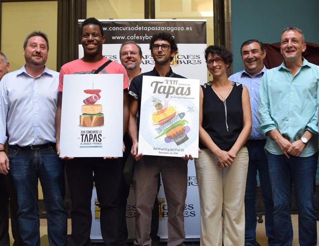 Foto de familia del ganador y representantes de las instituciones aragonesas. 