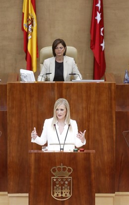 Cifuentes interviene en la Asamblea junto a Paloma a Adrados
