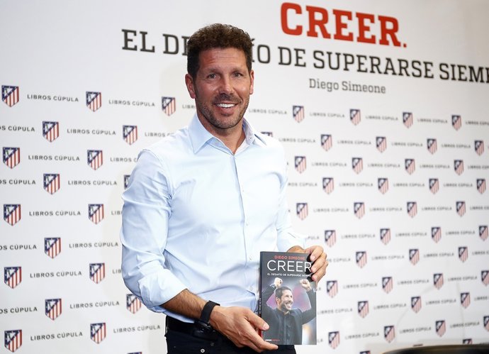 Simeone en la presentación de su libro