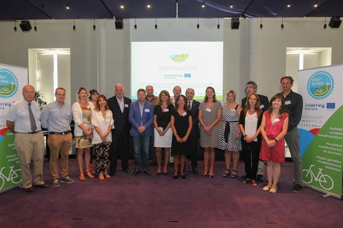 Manu Ayerdi participa en la presentación de Ederbidea.