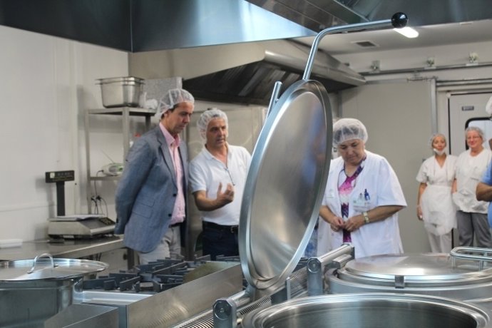 El delegado de Salud de Almería visita las obras en la cocina de Torrecárdenas