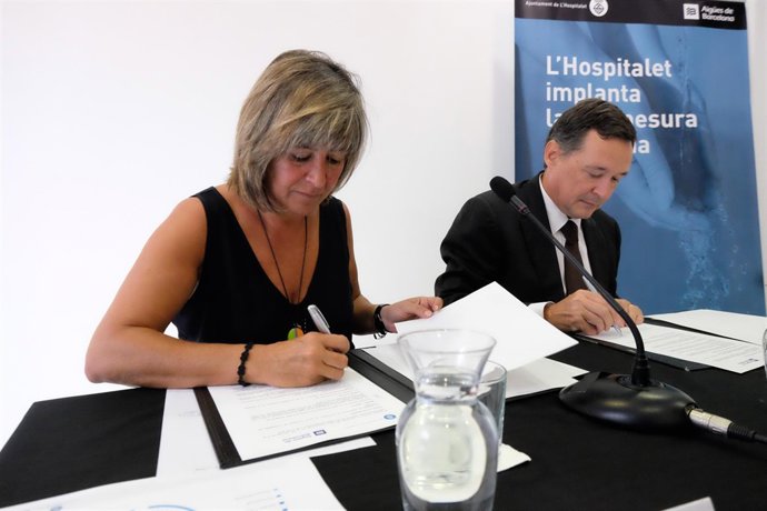 La alcaldesa de L'Hospitalet N.Marín y el pte. De Agbar A.Simon