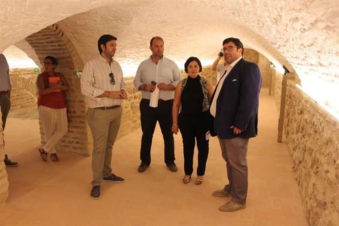 Asunción Llamas recorre Lora del Río con su alcalde