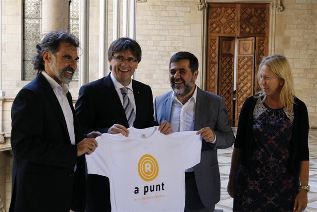 J.Cuixart (Òmnium), pte.C.Puigdemont, J.Sànchez (ANC), consellera N.Munté