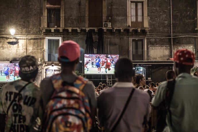 Un grupo de inmigrantes en las calles de Catania, en la isla de Sicilia