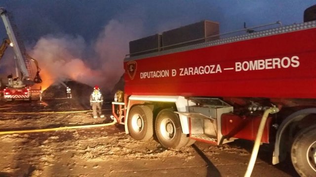 Extinción de un incendio en una empresa de reciclaje en Calatayud