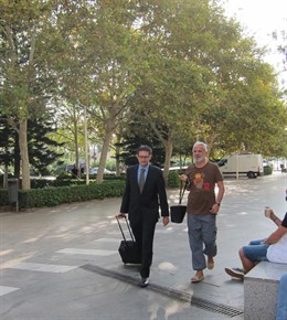 Benavent a su llegada a los juzgados con su abogado