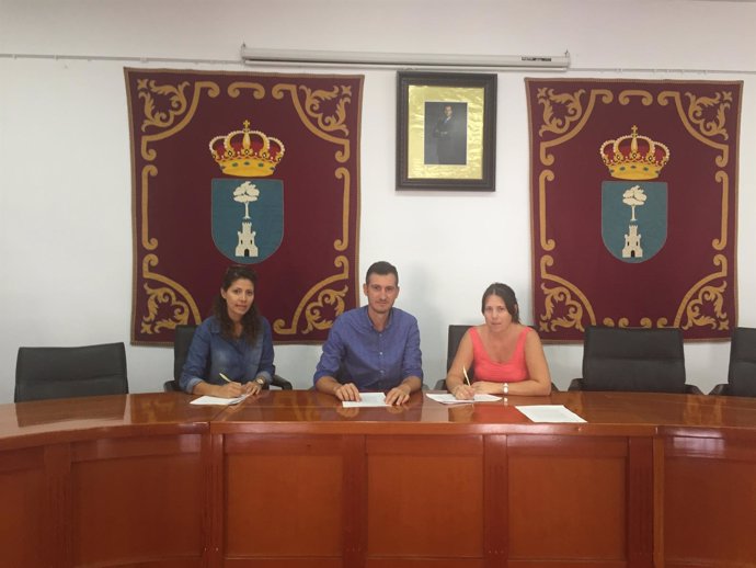 Alberto perez alcalde algarrobo firma acuerdo con ampas