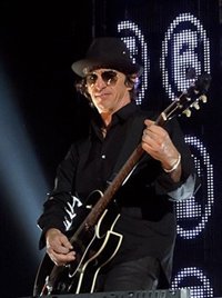 Izzy Stradlin no está en la reunión de Guns n' Roses porque no querían repartir el dinero en partes iguales