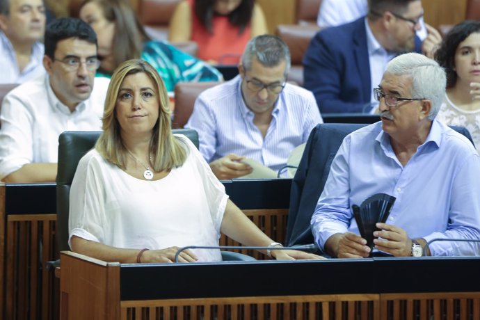 Jiménez Barrios junto a Susana Díaz en el Pleno del Parlamento