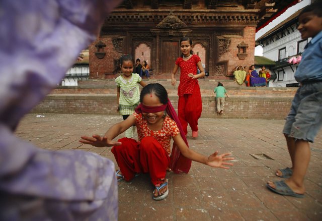 Varios niños nepalíes juegan en las calles de Katmandú.