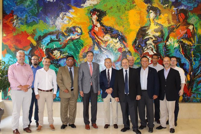 La delegación latinoamericana posa en las instalaciones de la CHS
