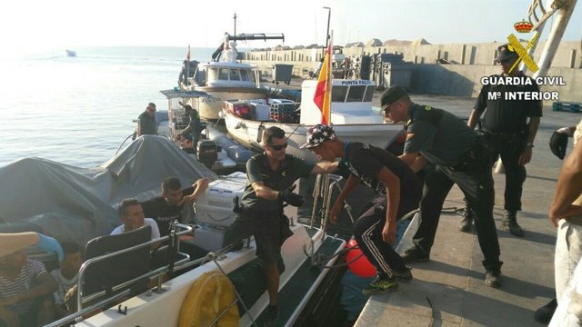 Un joven es embarcado en Tabarca en una zodiac de la Guardia Civil