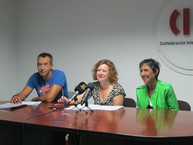 Representantes sindicales de la concesionaria de limpieza del hospital de Vigo