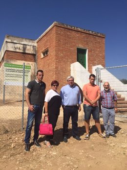 Cruz (c) visita las obras de mejora en la red de agua de Espeluy.