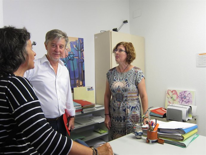 Santisteve y Broto en su visita al Centro de Servicios Sociales de San Pablo